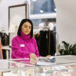 Equipo de trabajo retail durante la campaña de Navidad